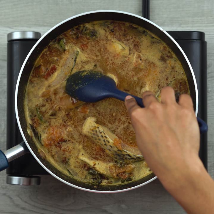 mixing the fish pulusu curry