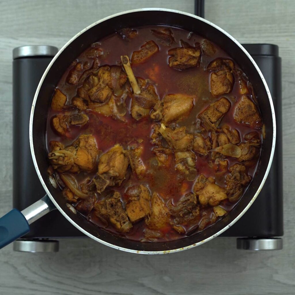 Chicken vindaloo in a pan