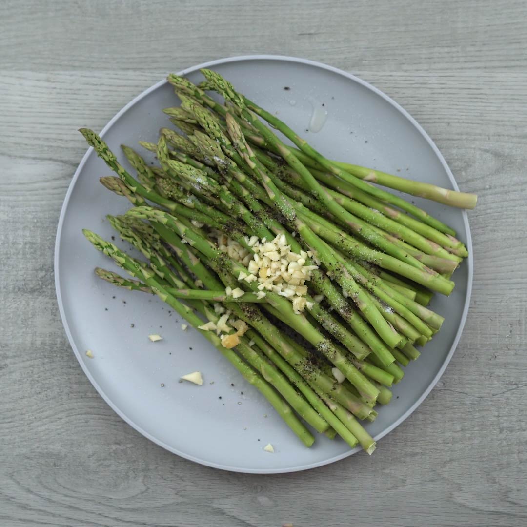 Asparagus is added with seasoning ingredients