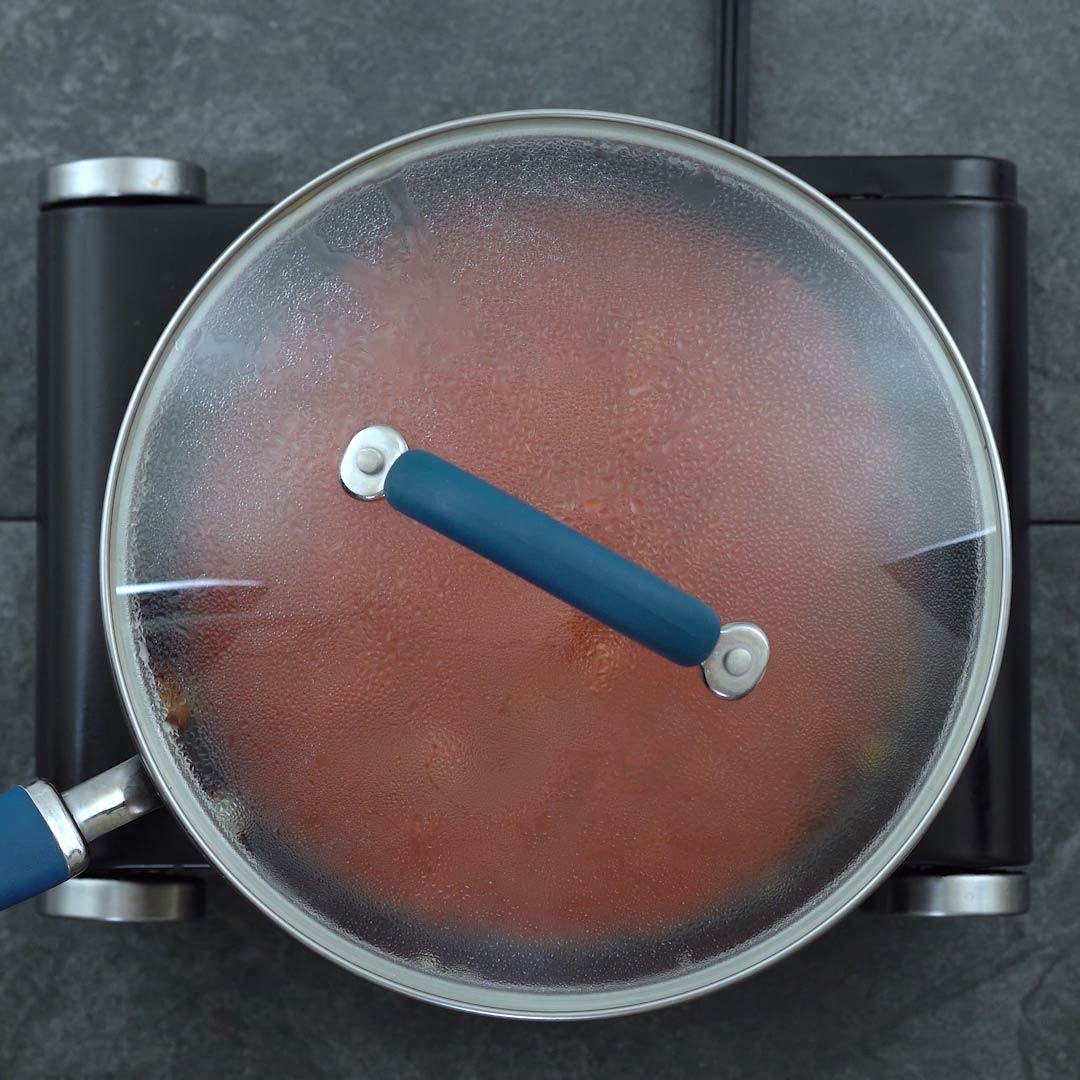 cooking tomato sauce in a closed pan